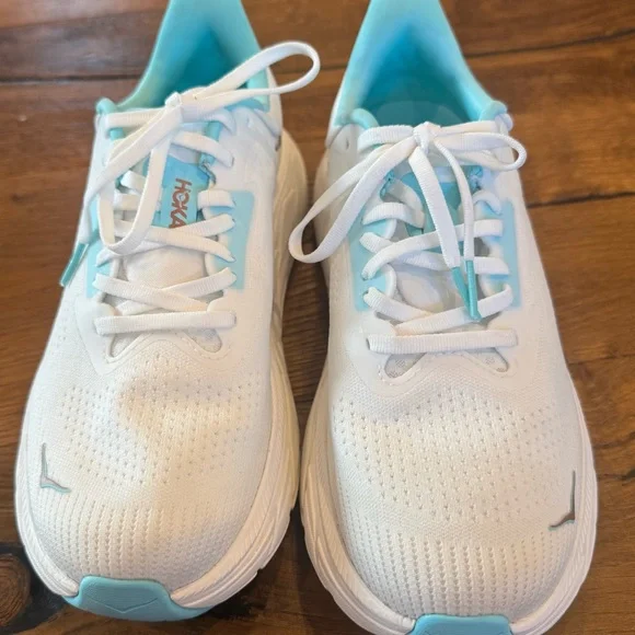Hoka Arahi 7 White and Light Blue Athletic Shoes Like New Condition - Picture 4 of 9